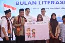 Bupati Bireuen, Ir H Mukhlis, ST bersama Kepala OJK Provinsi Aceh, Daddi Peryoga, Dirut Bank Aceh, Fadhil Ilyas serta pejabat terkait menyerahkan tabungan kepada perwakilan siswa, di Aula Sekolah Rakyat Terintegrasi 1 Bireuen, Kamis (27/8) pagi.
