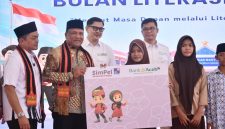 Bupati Bireuen, Ir H Mukhlis, ST bersama Kepala OJK Provinsi Aceh, Daddi Peryoga, Dirut Bank Aceh, Fadhil Ilyas serta pejabat terkait menyerahkan tabungan kepada perwakilan siswa, di Aula Sekolah Rakyat Terintegrasi 1 Bireuen, Kamis (27/8) pagi.