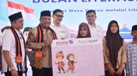 Bupati Bireuen, Ir H Mukhlis, ST bersama Kepala OJK Provinsi Aceh, Daddi Peryoga, Dirut Bank Aceh, Fadhil Ilyas serta pejabat terkait menyerahkan tabungan kepada perwakilan siswa, di Aula Sekolah Rakyat Terintegrasi 1 Bireuen, Kamis (27/8) pagi.