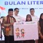 Bupati Bireuen, Ir H Mukhlis, ST bersama Kepala OJK Provinsi Aceh, Daddi Peryoga, Dirut Bank Aceh, Fadhil Ilyas serta pejabat terkait menyerahkan tabungan kepada perwakilan siswa, di Aula Sekolah Rakyat Terintegrasi 1 Bireuen, Kamis (27/8) pagi.