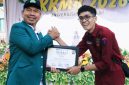 Rektor Umuslim Peusangan Bireuen, Dr Marwan, MPd serah penghargaan predikat Fakultas Terbaik diterima Gubernur BEM Fikom, Muhammad Sakhi Alhirzi, Jumat (29/8) pagi.