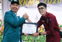 Rektor Umuslim Peusangan Bireuen, Dr Marwan, MPd serah penghargaan predikat Fakultas Terbaik diterima Gubernur BEM Fikom, Muhammad Sakhi Alhirzi, Jumat (29/8) pagi.