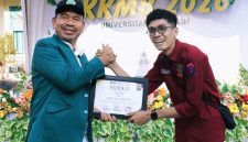 Rektor Umuslim Peusangan Bireuen, Dr Marwan, MPd serah penghargaan predikat Fakultas Terbaik diterima Gubernur BEM Fikom, Muhammad Sakhi Alhirzi, Jumat (29/8) pagi.