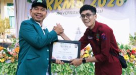 Rektor Umuslim Peusangan Bireuen, Dr Marwan, MPd serah penghargaan predikat Fakultas Terbaik diterima Gubernur BEM Fikom, Muhammad Sakhi Alhirzi, Jumat (29/8) pagi.