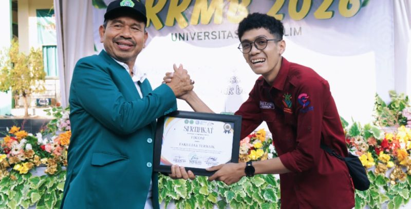 Rektor Umuslim Peusangan Bireuen, Dr Marwan, MPd serah penghargaan predikat Fakultas Terbaik diterima Gubernur BEM Fikom, Muhammad Sakhi Alhirzi, Jumat (29/8) pagi.
