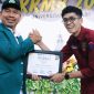 Rektor Umuslim Peusangan Bireuen, Dr Marwan, MPd serah penghargaan predikat Fakultas Terbaik diterima Gubernur BEM Fikom, Muhammad Sakhi Alhirzi, Jumat (29/8) pagi.