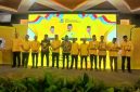 Ketua DPD Partai Golkar Aceh H M Salim Fakhry, SE MM dan Ketua DPD Partai Golkar Bireuen, Ir H Mukhlis,ST serta pengurus foto bersama usai serahkan penghargaan kepada sesepuh Partai, di Aula Hotel Fajar, Kamis (20/8) pagi.