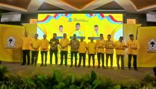 Ketua DPD Partai Golkar Aceh H M Salim Fakhry, SE MM dan Ketua DPD Partai Golkar Bireuen, Ir H Mukhlis,ST serta pengurus foto bersama usai serahkan penghargaan kepada sesepuh Partai, di Aula Hotel Fajar, Kamis (20/8) pagi.