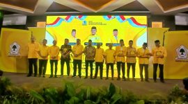 Ketua DPD Partai Golkar Aceh H M Salim Fakhry, SE MM dan Ketua DPD Partai Golkar Bireuen, Ir H Mukhlis,ST serta pengurus foto bersama usai serahkan penghargaan kepada sesepuh Partai, di Aula Hotel Fajar, Kamis (20/8) pagi.