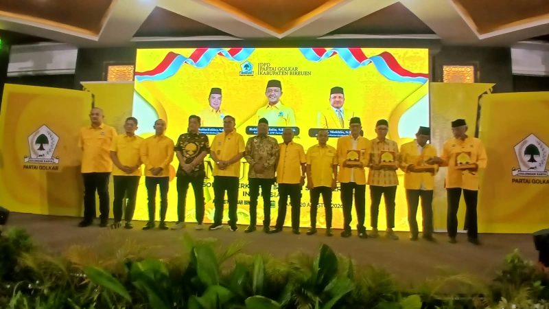 Ketua DPD Partai Golkar Aceh H M Salim Fakhry, SE MM dan Ketua DPD Partai Golkar Bireuen, Ir H Mukhlis,ST serta pengurus foto bersama usai serahkan penghargaan kepada sesepuh Partai, di Aula Hotel Fajar, Kamis (20/8) pagi.