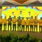 Ketua DPD Partai Golkar Aceh H M Salim Fakhry, SE MM dan Ketua DPD Partai Golkar Bireuen, Ir H Mukhlis,ST serta pengurus foto bersama usai serahkan penghargaan kepada sesepuh Partai, di Aula Hotel Fajar, Kamis (20/8) pagi.