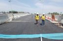 PPK 1.3 Provinsi Aceh, Isnanda melihat kondisi jembatan baru atau duplikasi Krueng Tingkeum Kutablang, Minggu (30/8) pagi.