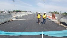 PPK 1.3 Provinsi Aceh, Isnanda melihat kondisi jembatan baru atau duplikasi Krueng Tingkeum Kutablang, Minggu (30/8) pagi.