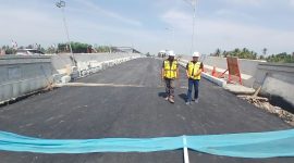 PPK 1.3 Provinsi Aceh, Isnanda melihat kondisi jembatan baru atau duplikasi Krueng Tingkeum Kutablang, Minggu (30/8) pagi.