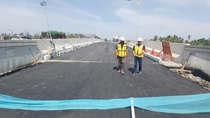 PPK 1.3 Provinsi Aceh, Isnanda melihat kondisi jembatan baru atau duplikasi Krueng Tingkeum Kutablang, Minggu (30/8) pagi.