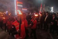 Bupati dan Wakil Bupati Bireuen, Ir H Mukhlis, ST dan Ir H Razuardi, MT, Forkopimda dan pejabat Pemkab menyaksikan ratusan peserta pawai taptu keluar dari pendopo jalan kaki keliling Kota Bireuen, Minggu (16/8) malam.