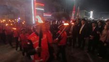 Bupati dan Wakil Bupati Bireuen, Ir H Mukhlis, ST dan Ir H Razuardi, MT, Forkopimda dan pejabat Pemkab menyaksikan ratusan peserta pawai taptu keluar dari pendopo jalan kaki keliling Kota Bireuen, Minggu (16/8) malam.