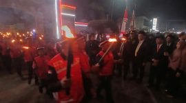 Bupati dan Wakil Bupati Bireuen, Ir H Mukhlis, ST dan Ir H Razuardi, MT, Forkopimda dan pejabat Pemkab menyaksikan ratusan peserta pawai taptu keluar dari pendopo jalan kaki keliling Kota Bireuen, Minggu (16/8) malam.