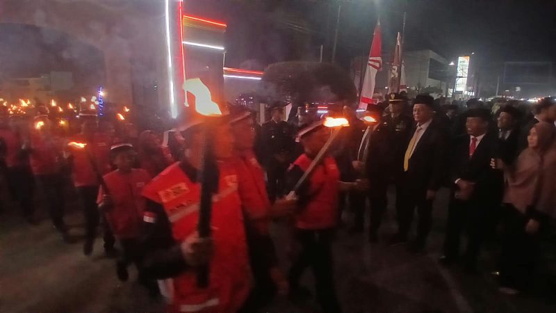 Bupati dan Wakil Bupati Bireuen, Ir H Mukhlis, ST dan Ir H Razuardi, MT, Forkopimda dan pejabat Pemkab menyaksikan ratusan peserta pawai taptu keluar dari pendopo jalan kaki keliling Kota Bireuen, Minggu (16/8) malam.
