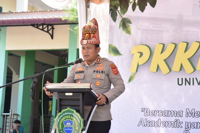Kapolres Bireuen, AKBP Yulhendri, SH.,SIK.,S.Psi.,MIK lagi menyampaikan arahannya, di Kampus Timur Universitas Almuslim Peusangan, Rabu (26/8) pagi.