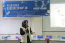 KTU UNIKI Bireuen, Ristawati, S.Pd.,MPd memaparkan materi saat pelatihan Kesekretariatan Organisasi Mahasiswa, Rabu (29/7)