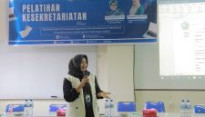 KTU UNIKI Bireuen, Ristawati, S.Pd.,MPd memaparkan materi saat pelatihan Kesekretariatan Organisasi Mahasiswa, Rabu (29/7)