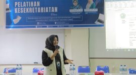 KTU UNIKI Bireuen, Ristawati, S.Pd.,MPd memaparkan materi saat pelatihan Kesekretariatan Organisasi Mahasiswa, Rabu (29/7)