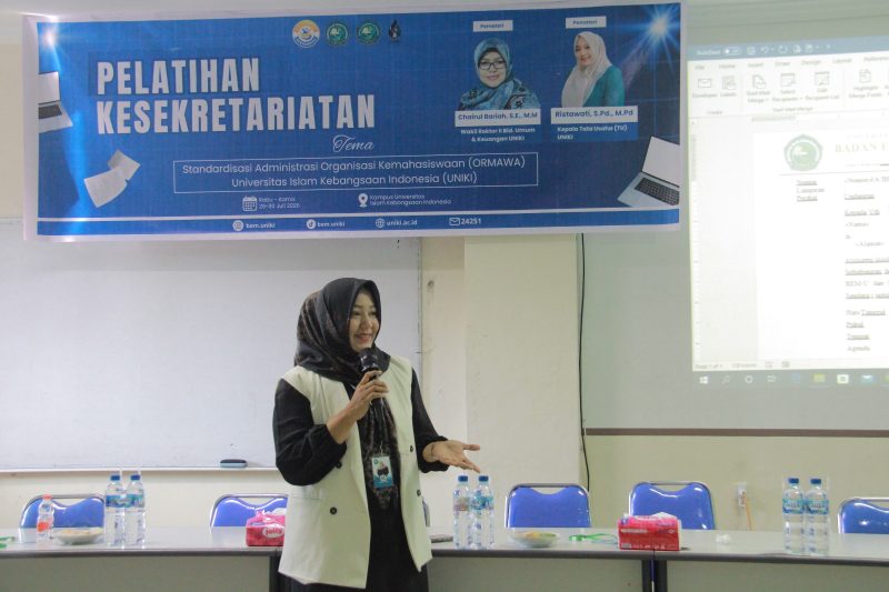 KTU UNIKI Bireuen, Ristawati, S.Pd.,MPd memaparkan materi saat pelatihan Kesekretariatan Organisasi Mahasiswa, Rabu (29/7)