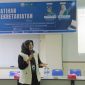 KTU UNIKI Bireuen, Ristawati, S.Pd.,MPd memaparkan materi saat pelatihan Kesekretariatan Organisasi Mahasiswa, Rabu (29/7)