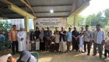 Sejumlah anak yatim mendapat santunan dalam peringatan Maulid Akbar Kecamatan Samalanga di Masjid Besar Samalanga, Selasa (25/8) pagi.