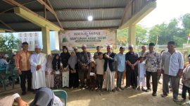 Sejumlah anak yatim mendapat santunan dalam peringatan Maulid Akbar Kecamatan Samalanga di Masjid Besar Samalanga, Selasa (25/8) pagi.