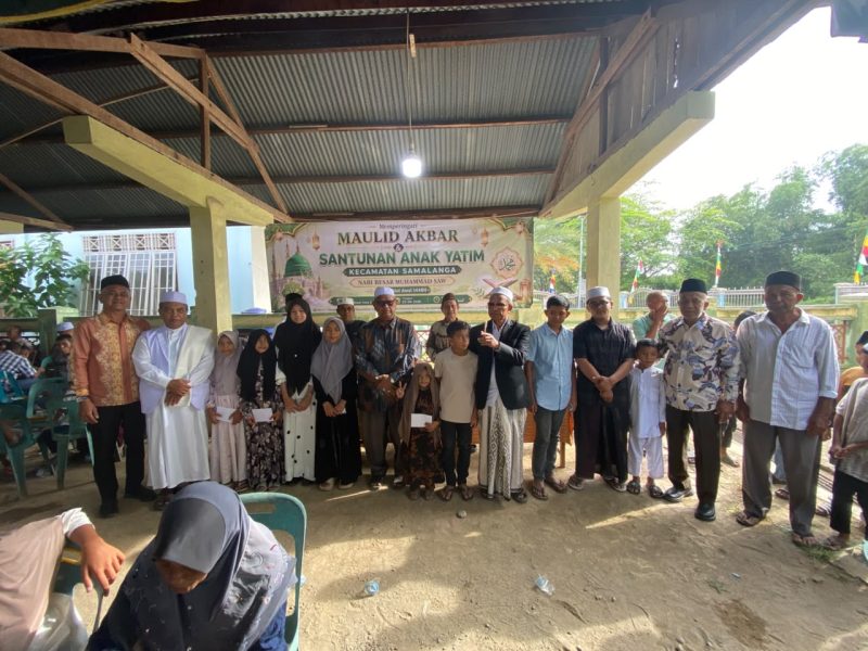Sejumlah anak yatim mendapat santunan dalam peringatan Maulid Akbar Kecamatan Samalanga di Masjid Besar Samalanga, Selasa (25/8) pagi.