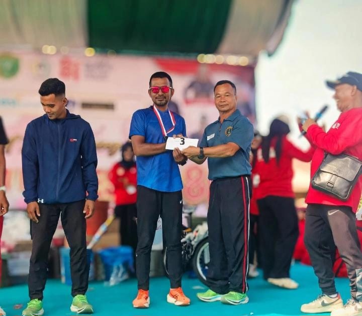 Pelatih dan atlit PASI Bireuen meraih juara III lomba Marathon Dewantara 10K, Minggu (23/8).