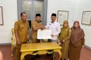 Bupati Bireuen, Ir H Mukhlis, ST dan Kepala Kantor Kementerian Haji dan Umrah (Kemenhaj) Bireuen, H Sulaimannur, SAg serah terima aset lahan untuk Kantor Kemenhaj, Senin (24/8) di Pendopo Bupati.