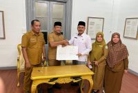 Bupati Bireuen, Ir H Mukhlis, ST dan Kepala Kantor Kementerian Haji dan Umrah (Kemenhaj) Bireuen, H Sulaimannur, SAg serah terima aset lahan untuk Kantor Kemenhaj, Senin (24/8) di Pendopo Bupati.