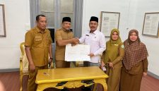 Bupati Bireuen, Ir H Mukhlis, ST dan Kepala Kantor Kementerian Haji dan Umrah (Kemenhaj) Bireuen, H Sulaimannur, SAg serah terima aset lahan untuk Kantor Kemenhaj, Senin (24/8) di Pendopo Bupati.
