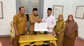 Bupati Bireuen, Ir H Mukhlis, ST dan Kepala Kantor Kementerian Haji dan Umrah (Kemenhaj) Bireuen, H Sulaimannur, SAg serah terima aset lahan untuk Kantor Kemenhaj, Senin (24/8) di Pendopo Bupati.