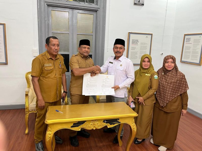 Bupati Bireuen, Ir H Mukhlis, ST dan Kepala Kantor Kementerian Haji dan Umrah (Kemenhaj) Bireuen, H Sulaimannur, SAg serah terima aset lahan untuk Kantor Kemenhaj, Senin (24/8) di Pendopo Bupati.