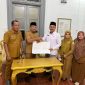 Bupati Bireuen, Ir H Mukhlis, ST dan Kepala Kantor Kementerian Haji dan Umrah (Kemenhaj) Bireuen, H Sulaimannur, SAg serah terima aset lahan untuk Kantor Kemenhaj, Senin (24/8) di Pendopo Bupati.