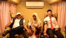 Bupati Bireuen, H Mukhlis ST dan Pemimpin Bank Aceh Syariah Cabang Bireuen, Fery Kurniawan mendonorkan darah, Kamis (6/8)