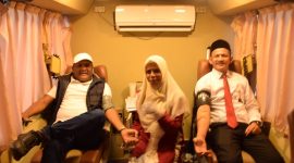 Bupati Bireuen, H Mukhlis ST dan Pemimpin Bank Aceh Syariah Cabang Bireuen, Fery Kurniawan mendonorkan darah, Kamis (6/8)