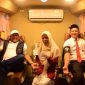 Bupati Bireuen, H Mukhlis ST dan Pemimpin Bank Aceh Syariah Cabang Bireuen, Fery Kurniawan mendonorkan darah, Kamis (6/8)