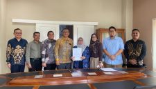 Wakil Rektor II Umuslim Peusangan Bireuen, Dr Sonny Muhammad Ikhsan Mangkuwinata, SE.,MSi dan Dekan Fakultas Ilmu Komputer dan Teknologi Informasi USU Medan, Dr Maya Silvi Lydia, B.Sc.,M.Sc teken MoU, Rabu (30/7).
