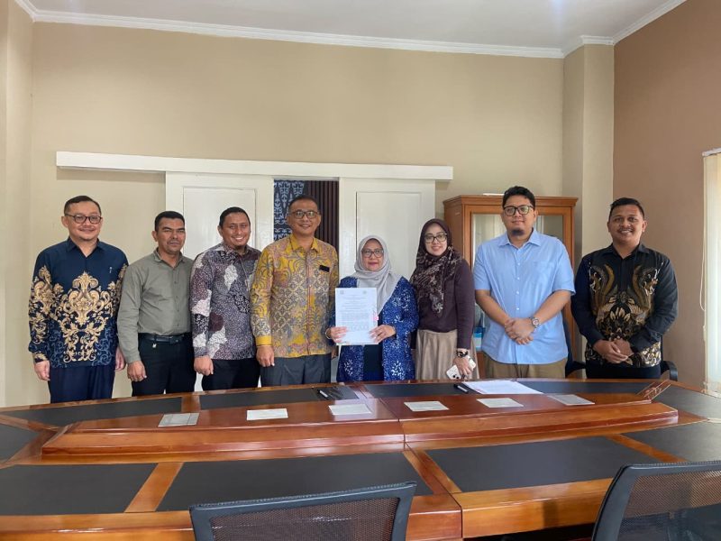 Wakil Rektor II Umuslim Peusangan Bireuen, Dr Sonny Muhammad Ikhsan Mangkuwinata, SE.,MSi dan Dekan Fakultas Ilmu Komputer  dan Teknologi Informasi USU Medan, Dr Maya Silvi Lydia, B.Sc.,M.Sc teken MoU, Rabu (30/7).