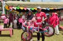 Kepsek SDN 19 Juli, Ismadi menyerahkan hadiah utama bagi pemenang lomba perayaan HUT ke 81 RI