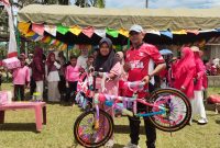 Kepsek SDN 19 Juli, Ismadi menyerahkan hadiah utama bagi pemenang lomba perayaan HUT ke 81 RI