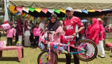 Kepsek SDN 19 Juli, Ismadi menyerahkan hadiah utama bagi pemenang lomba perayaan HUT ke 81 RI