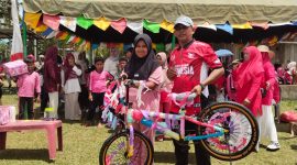 Kepsek SDN 19 Juli, Ismadi menyerahkan hadiah utama bagi pemenang lomba perayaan HUT ke 81 RI