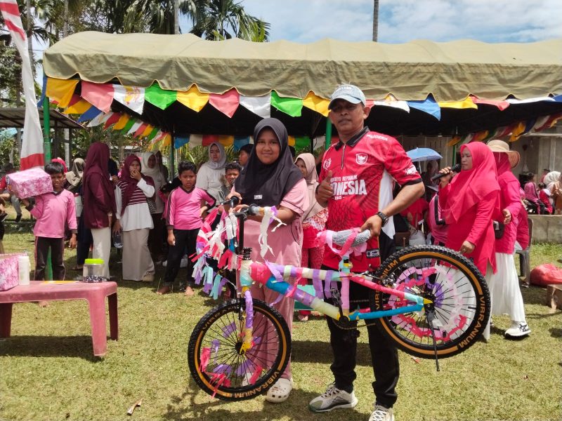 Kepsek SDN 19 Juli, Ismadi menyerahkan hadiah utama bagi pemenang lomba perayaan HUT ke 81 RI