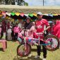Kepsek SDN 19 Juli, Ismadi menyerahkan hadiah utama bagi pemenang lomba perayaan HUT ke 81 RI